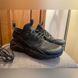Size 9 MENS Nike Huarache Sneakers